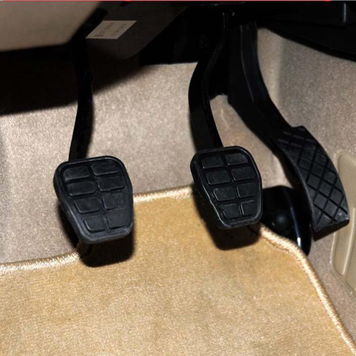 2PCS-Black-Pedal-Rubbers-C44-Brake-Clutch-Pads-For-VW-Golf-Jetta-MK2-1240684