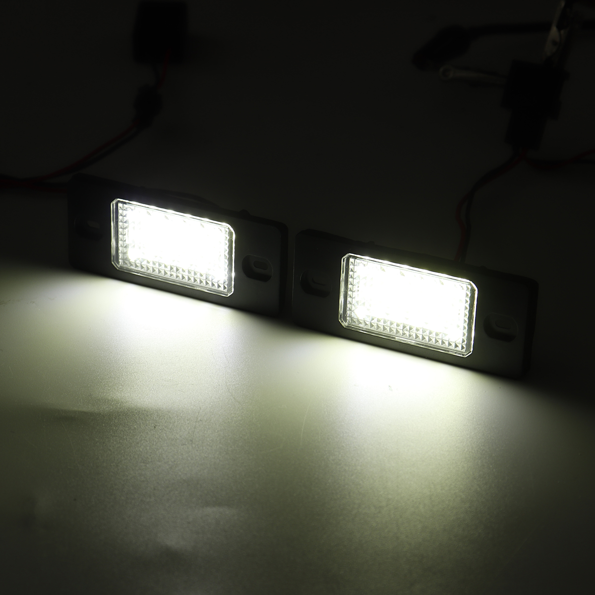 2Pcs-Car-License-Number-Plate-Lights-1J5943021D-For-VW-Bora-Golf-Passat-Touareg-Tiguan-1568853
